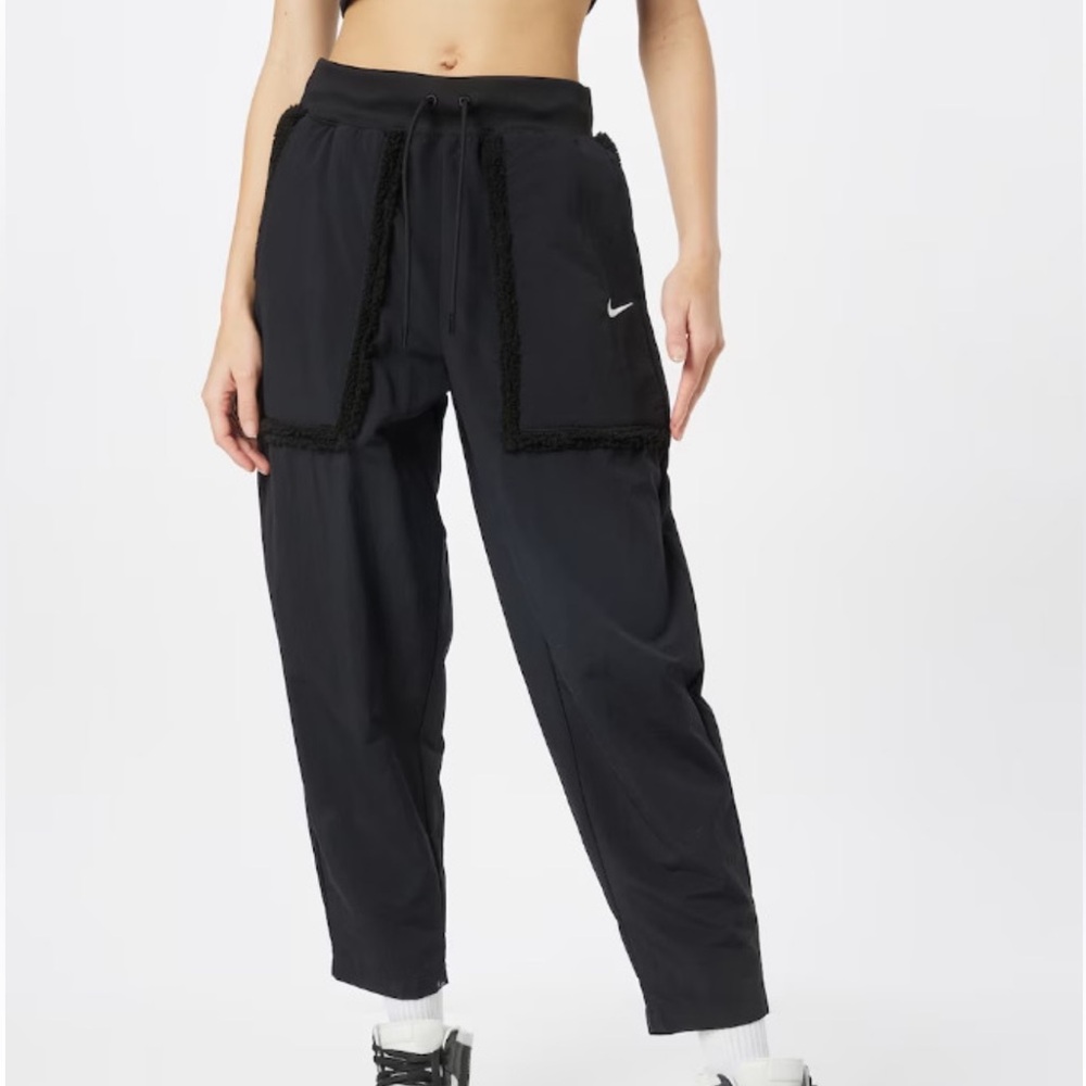 Nike Maxi Pockets Joggers with Sherpa Details - Size XL